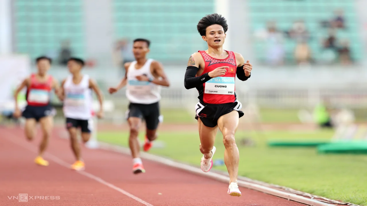 Trung Cường mang theo ảnh gia đình để giành HC vàng SEA Games